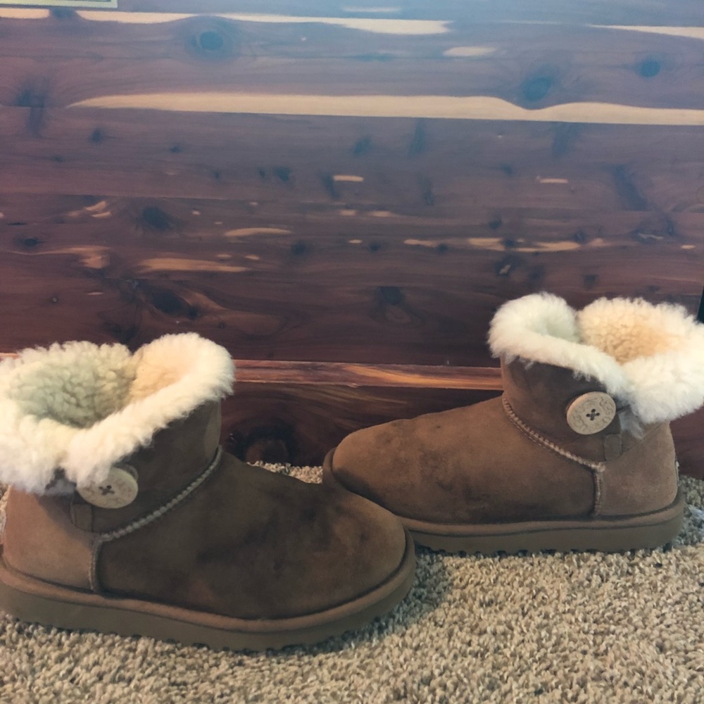 Bailey Button Uggs- Used size 6